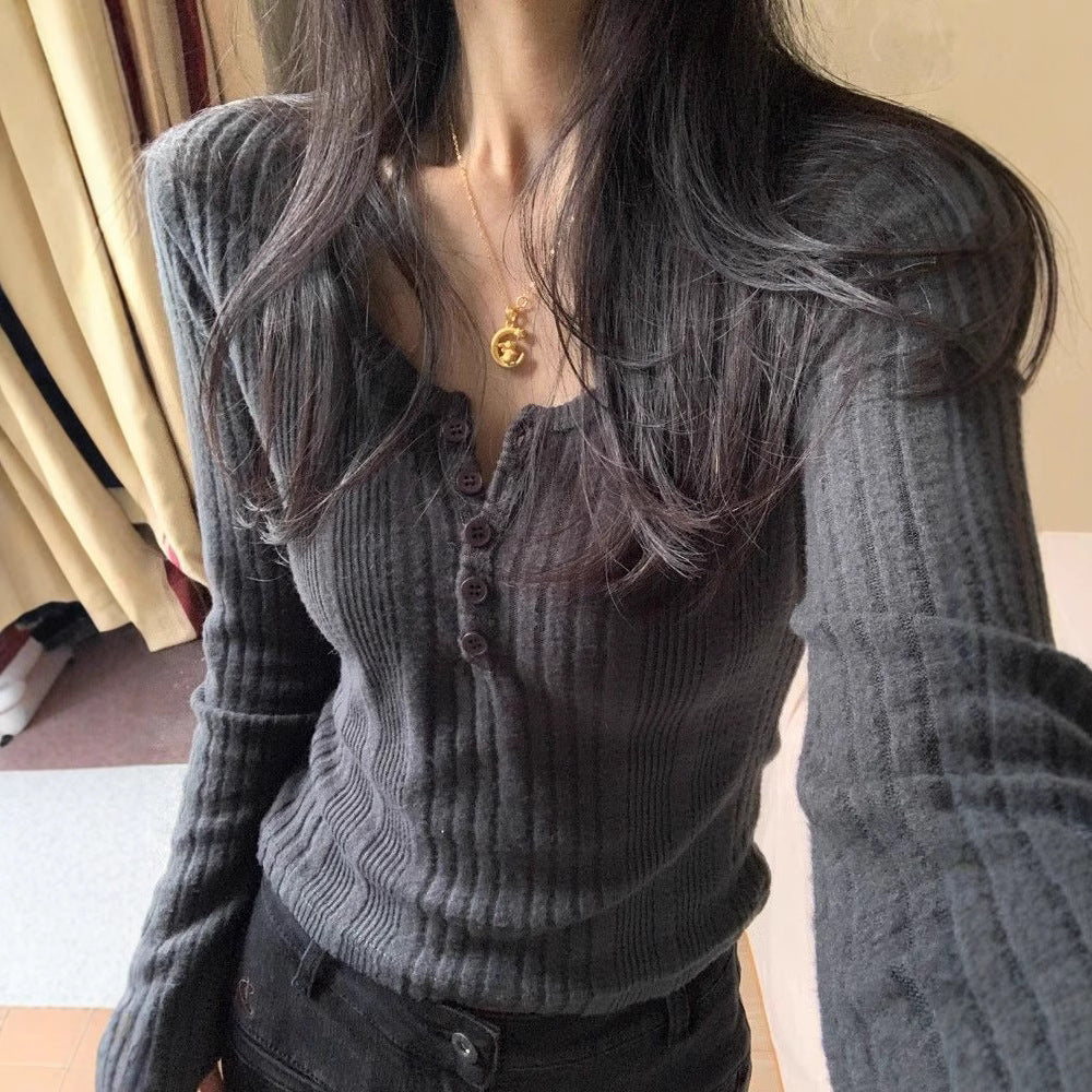 Kvinders tætsiddende langærmet sweater med knopdetaljer Stilla