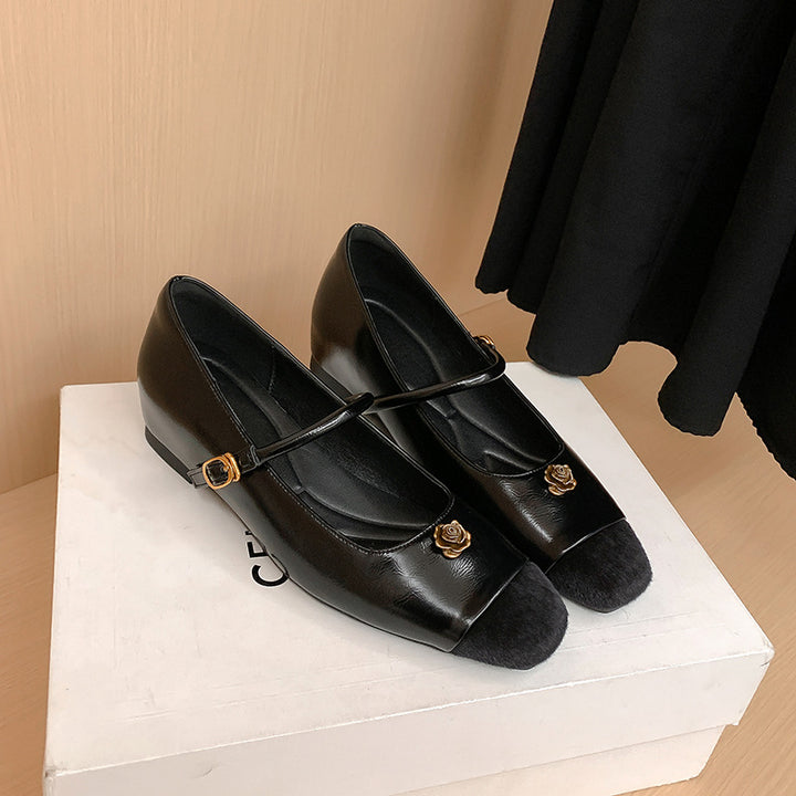 Dame ballerinas med justerbar rem og elegant detalje Stilla