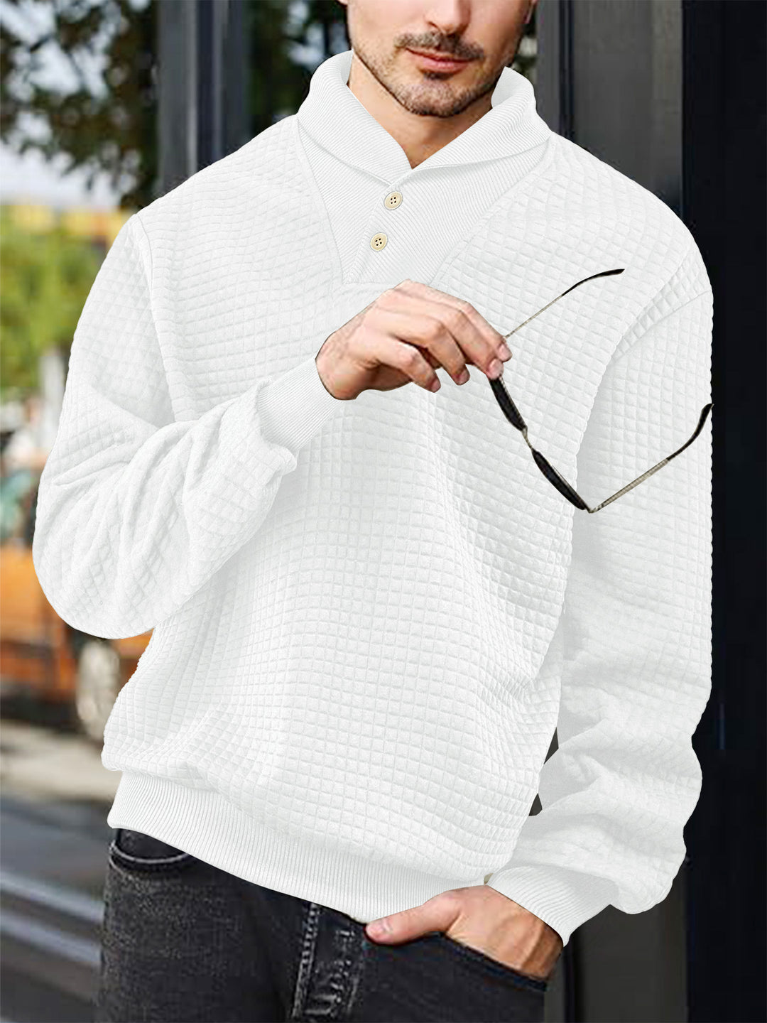 Herrer nan elegant strikpullover med sjalkrave, knapliste ved halsen og ternet vaffelmønster Skovae