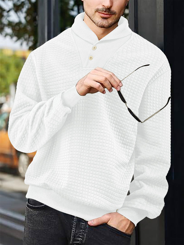 Herrer nan elegant strikpullover med sjalkrave, knapliste ved halsen og ternet vaffelmønster Skovae
