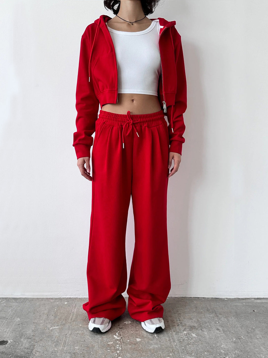 Kvinders cropped hoodie og løse joggingbukser i minimalistisk design