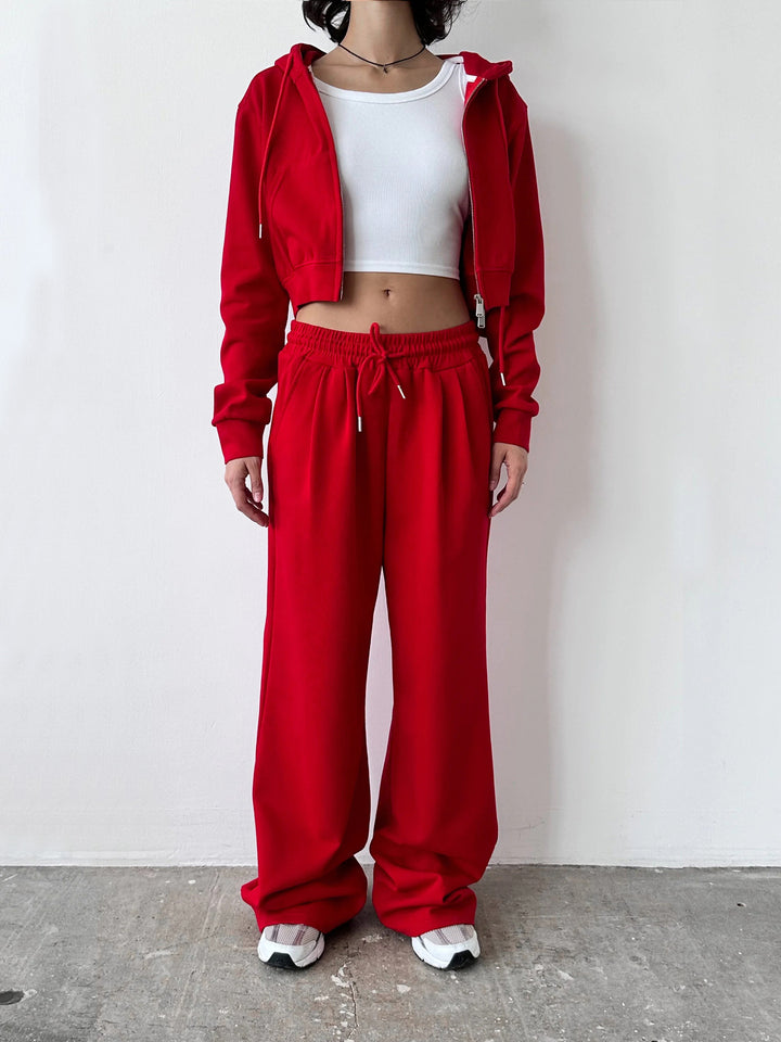 Kvinders cropped hoodie og løse joggingbukser i minimalistisk design