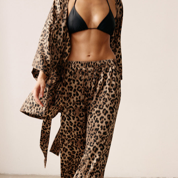 Dame satin kimono robe med moderne leopardmønster og brede ærmer Stilla