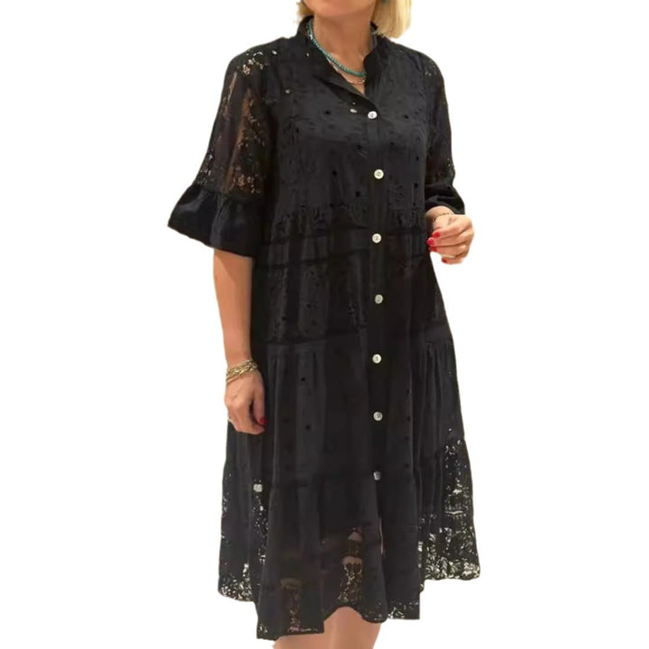 Dame nan romantisk midikjole med broderi-anglaise, knaplukket overdel, stående krave, halvlange flæseærmer og trinvist søm Skovae