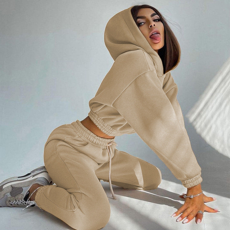 Kvindernes cropped hoodie og casual joggers i afslappet fit Skovae