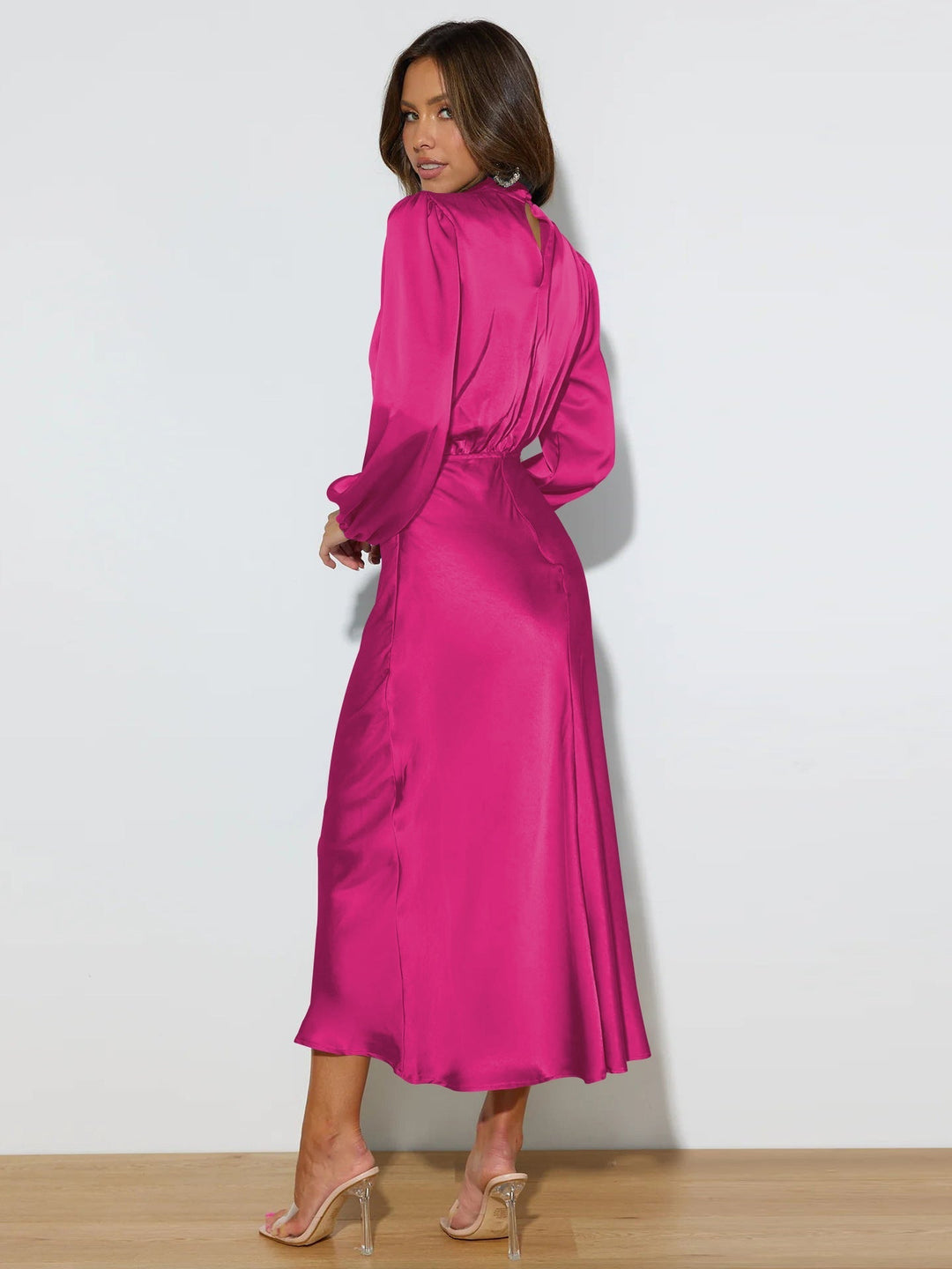 Stilla | Elegant satin kjole med lange ærmer