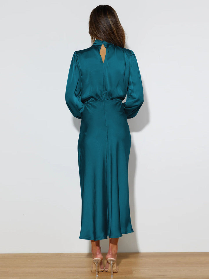 Stilla | Elegant satin kjole med lange ærmer