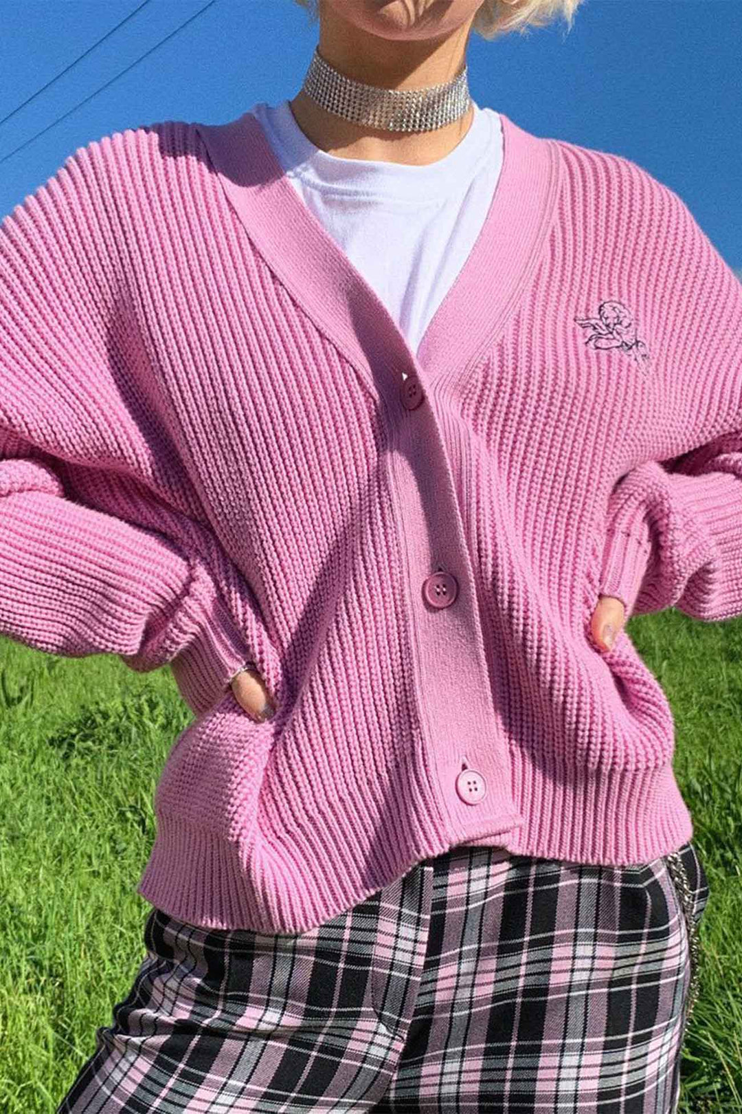 Stilla | Strikjakke Rosa Med Bogstaver Og Knapper Broderet På Forsiden