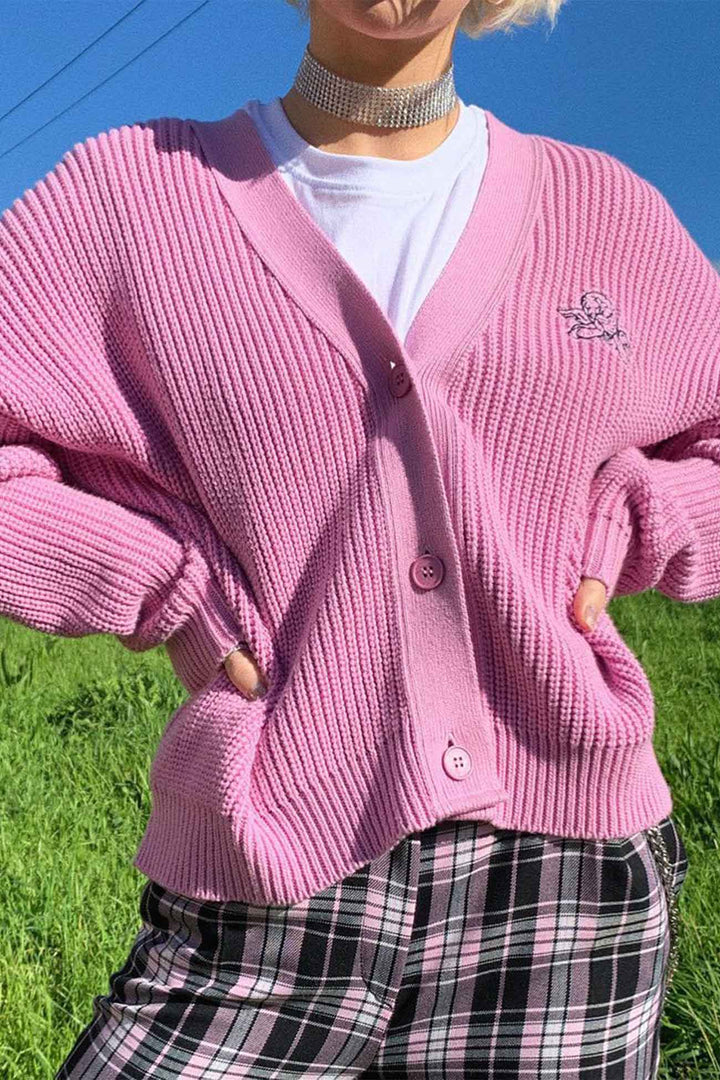 Stilla | Strikjakke Rosa Med Bogstaver Og Knapper Broderet På Forsiden