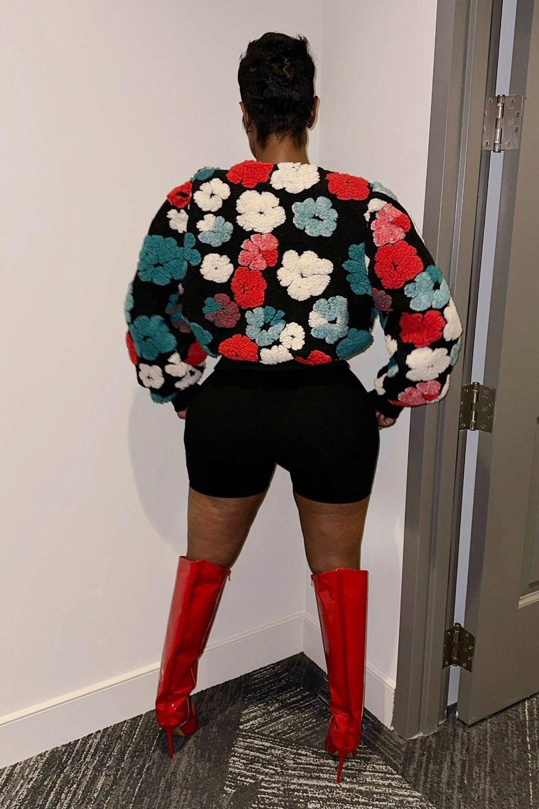 Stilla | Strikjakke med blomstrende jacquard og puffærmer