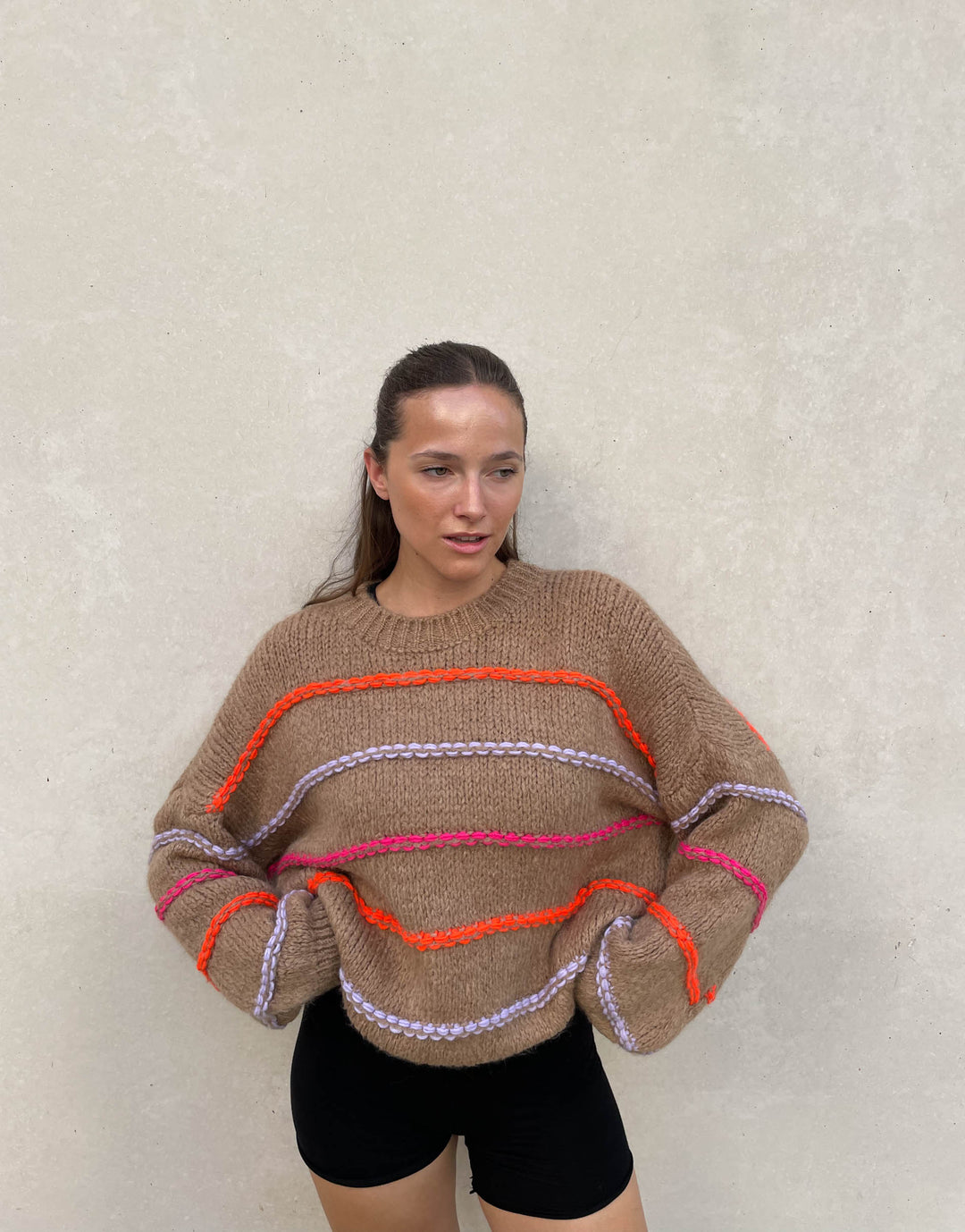 Stilla | Overdimensioneret sweater med neonefarvede dekorative sømme