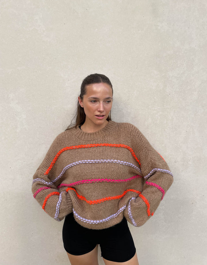 Stilla | Overdimensioneret sweater med neonefarvede dekorative sømme