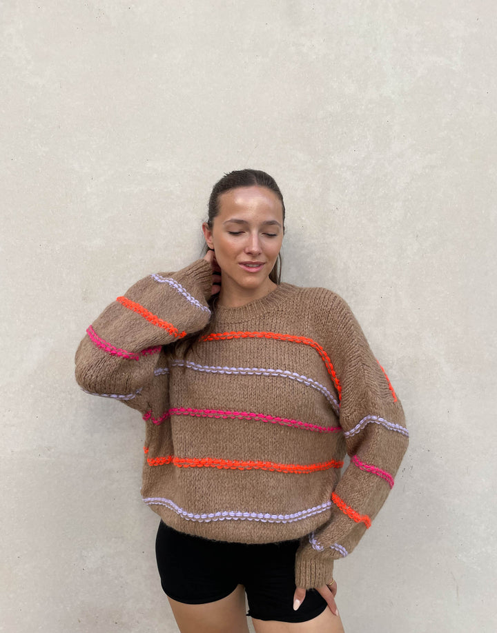 Stilla | Overdimensioneret sweater med neonefarvede dekorative sømme