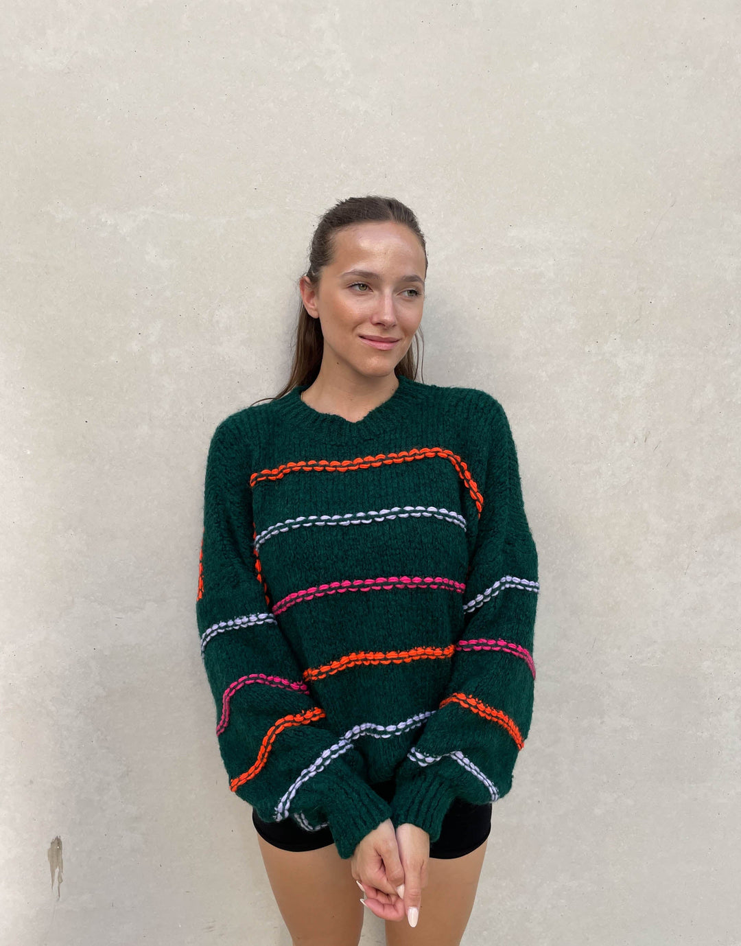 Stilla | Overdimensioneret sweater med neonefarvede dekorative sømme