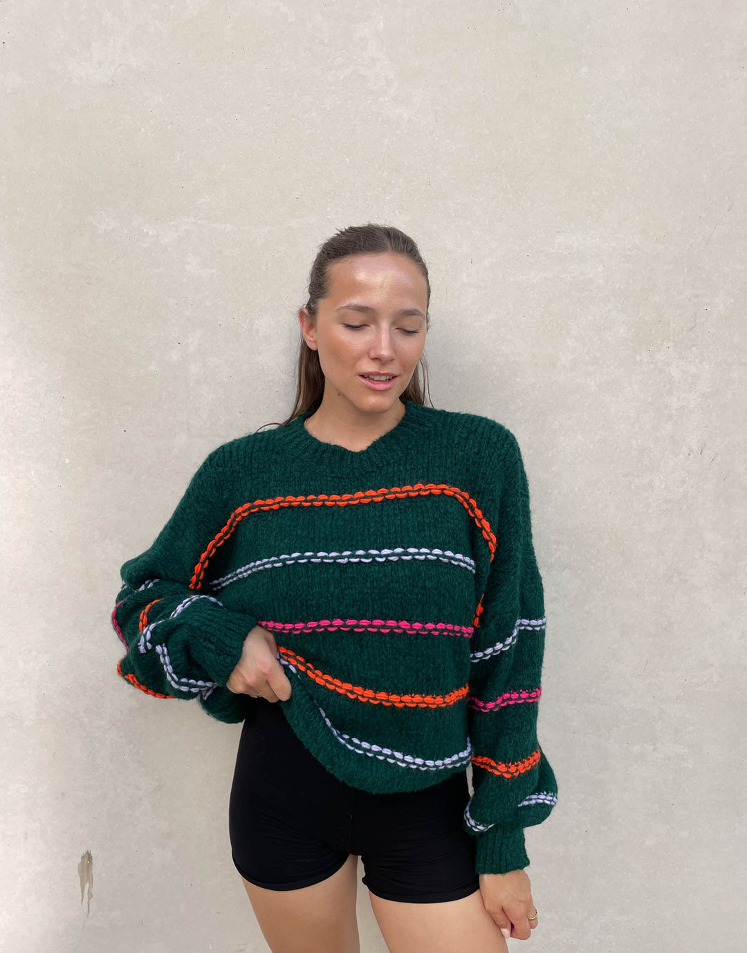 Stilla | Overdimensioneret sweater med neonefarvede dekorative sømme