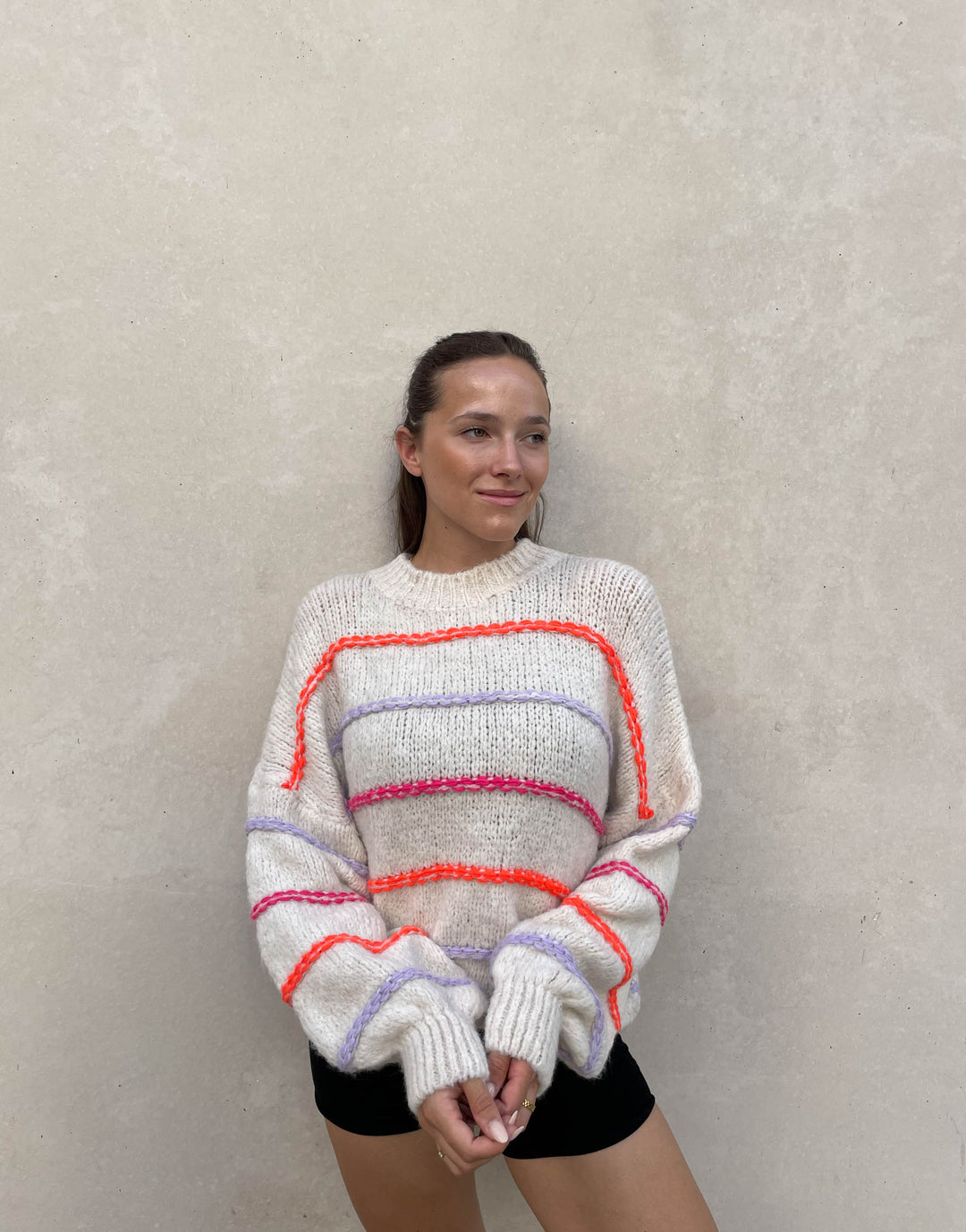 Stilla | Overdimensioneret sweater med neonefarvede dekorative sømme