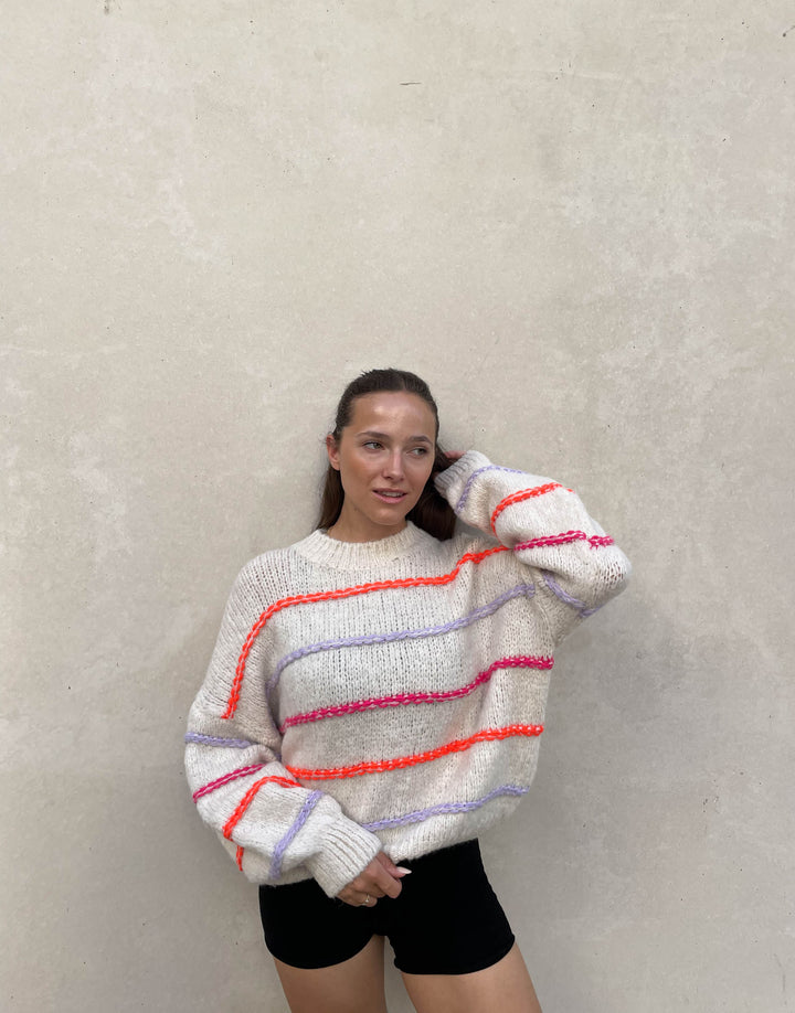 Stilla | Overdimensioneret sweater med neonefarvede dekorative sømme