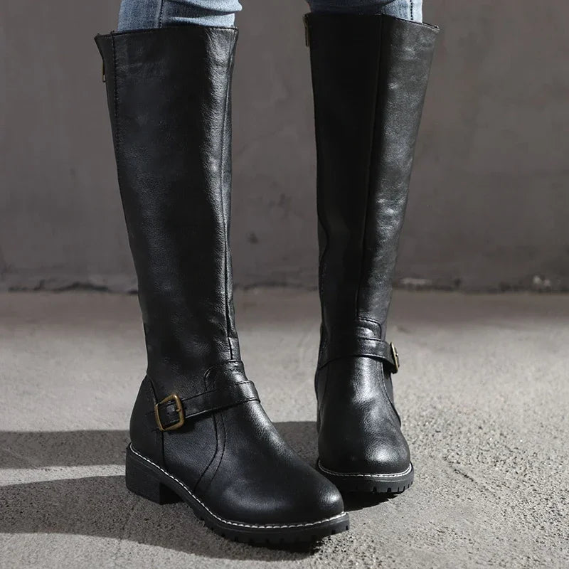 Stilla | Knæhøje Støvler Sleek Tæt Snit Spænde Detalje Læder Look Finish