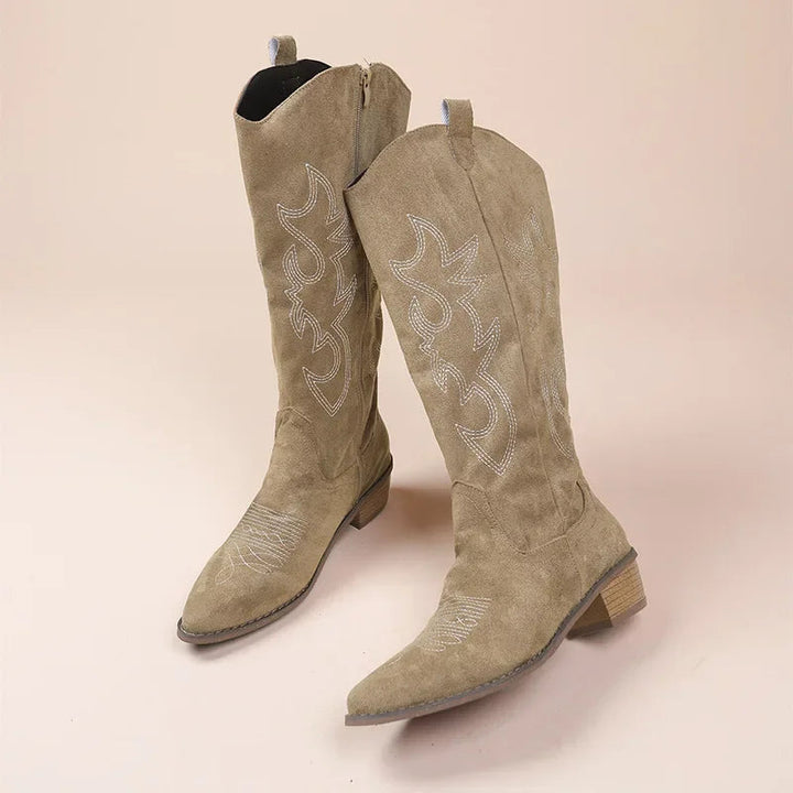 Stilla | Cowboy Støvler Suede Finish Broderet Midt Kalv Lav Hæl Sidesnor
