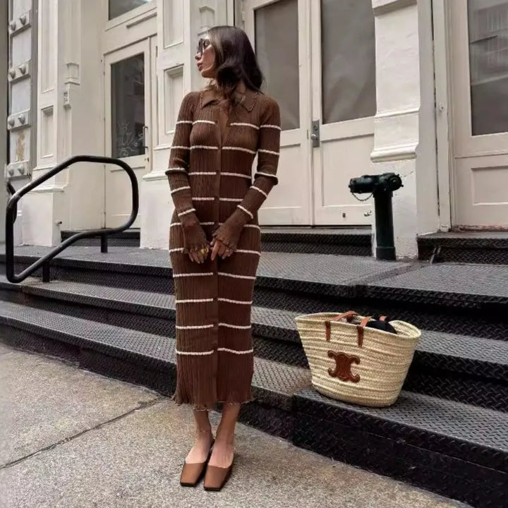Stilla | Elegante Strikket Kjole Med Brune Striber Til Den
