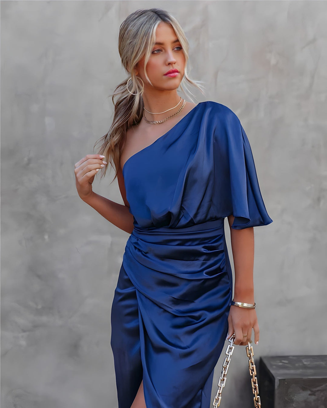 Skovae | Elegant-en-skulder-aftenkjole-af-satin-asymmetrisk-festkjole-af-satin-med-flæser