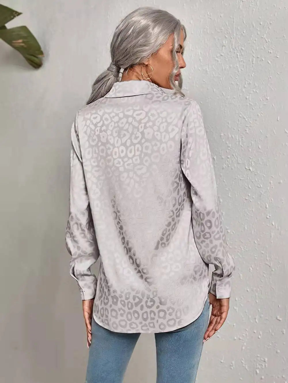 Stilla | Leopard Print Jacquard Bluse Med Lange Ærmer