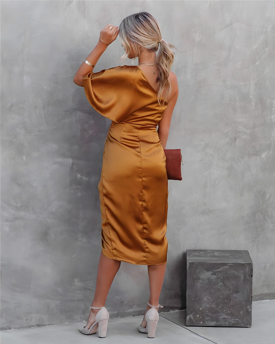 Skovae | Elegant-en-skulder-aftenkjole-af-satin-asymmetrisk-festkjole-af-satin-med-flæser