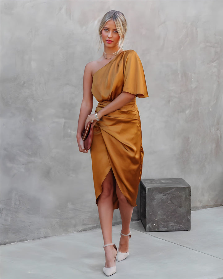 Skovae | Elegant-en-skulder-aftenkjole-af-satin-asymmetrisk-festkjole-af-satin-med-flæser