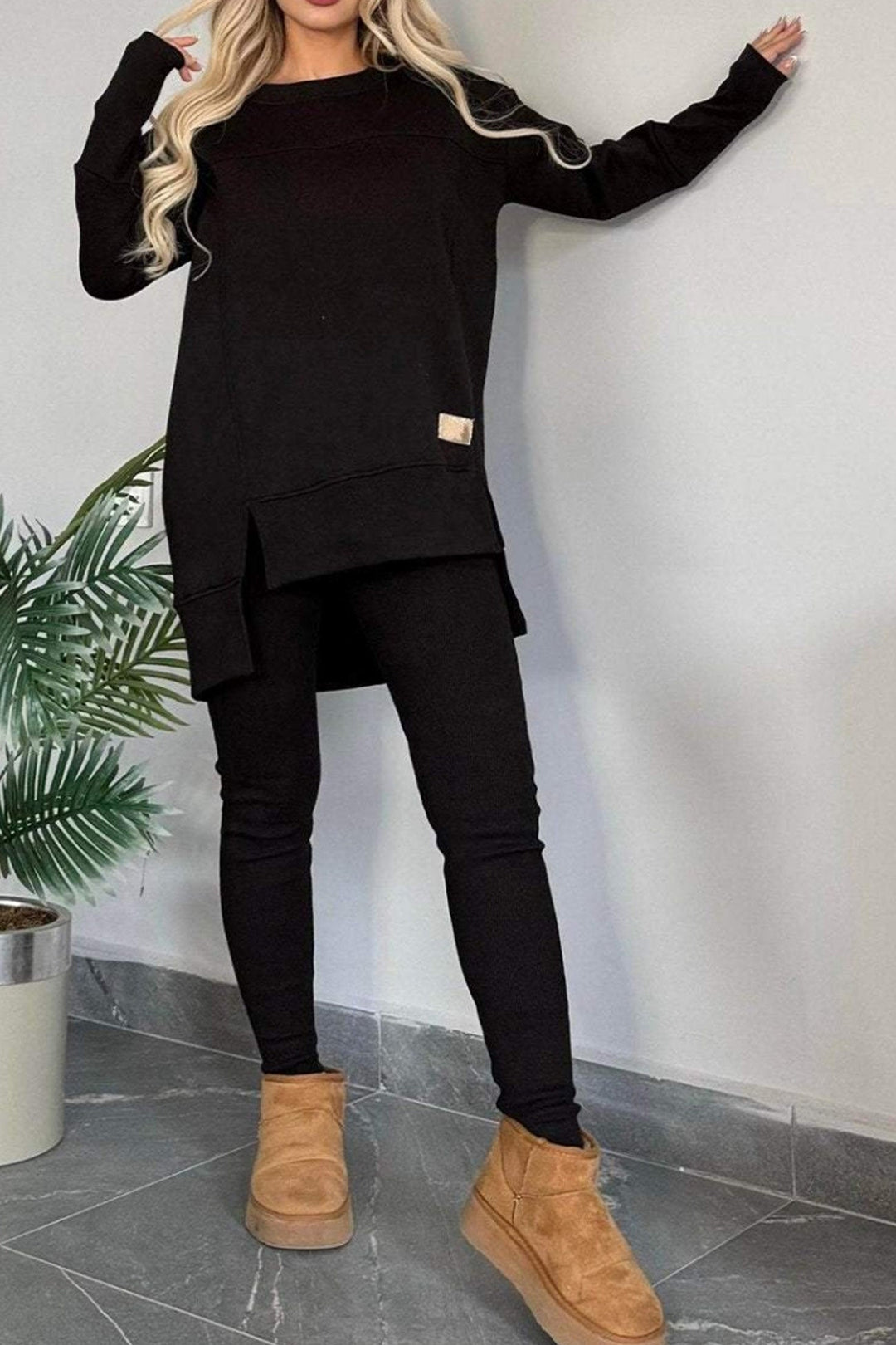 Stilla | Sweatshirt og Skinny Jeans Sæt Med Slids og Asymmetrisk Kant