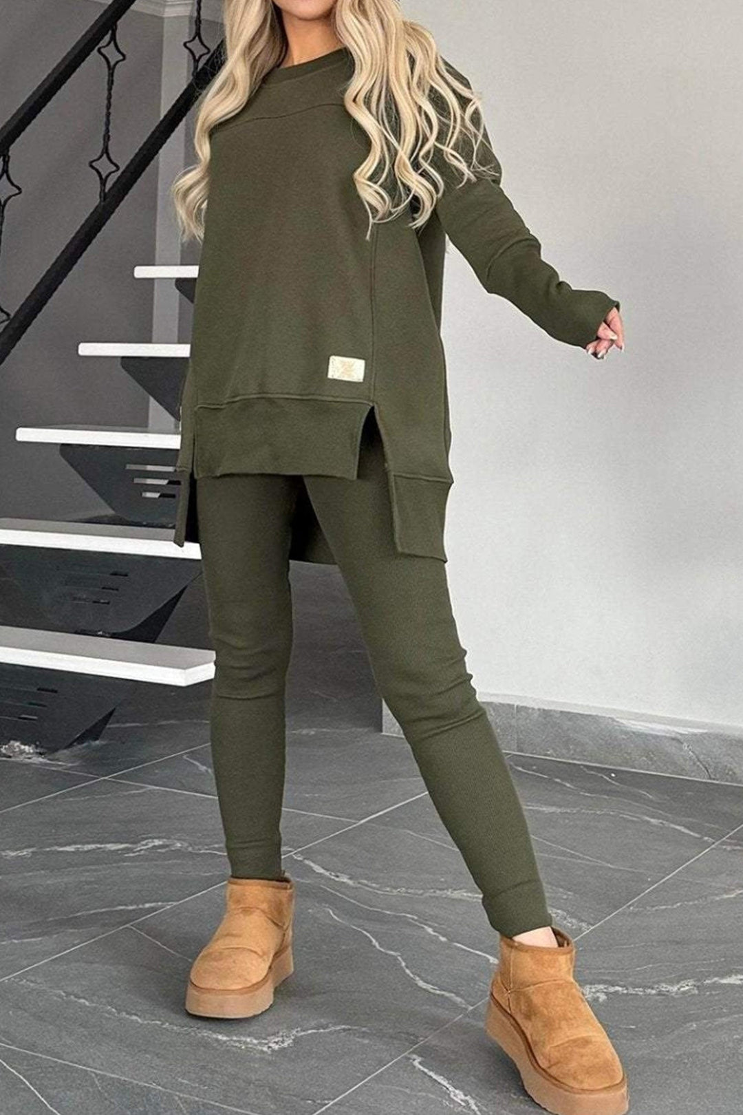 Stilla | Sweatshirt og Skinny Jeans Sæt Med Slids og Asymmetrisk Kant