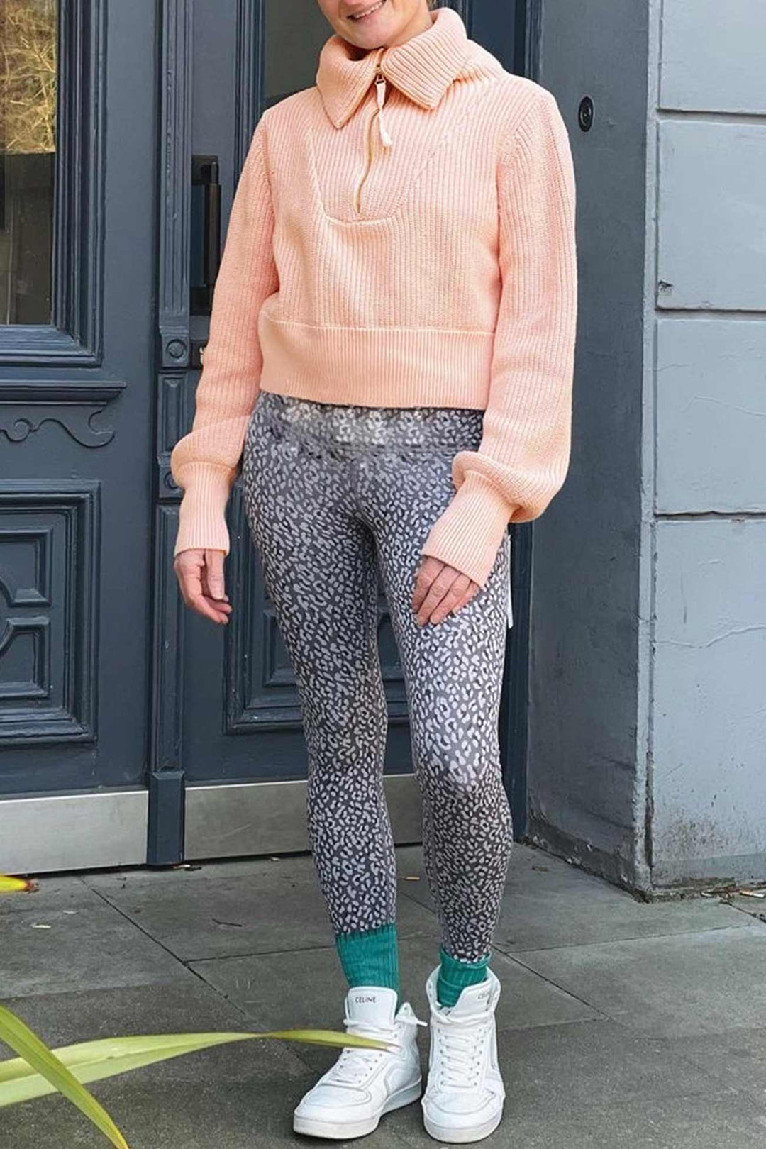 Stilla | Ensfarvet Sweater Med Lynlås og Omvikling