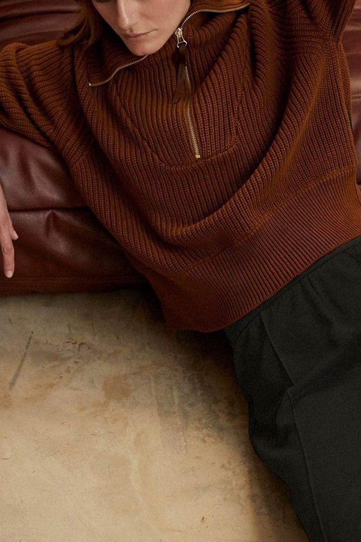 Stilla | Ensfarvet Sweater Med Lynlås og Omvikling