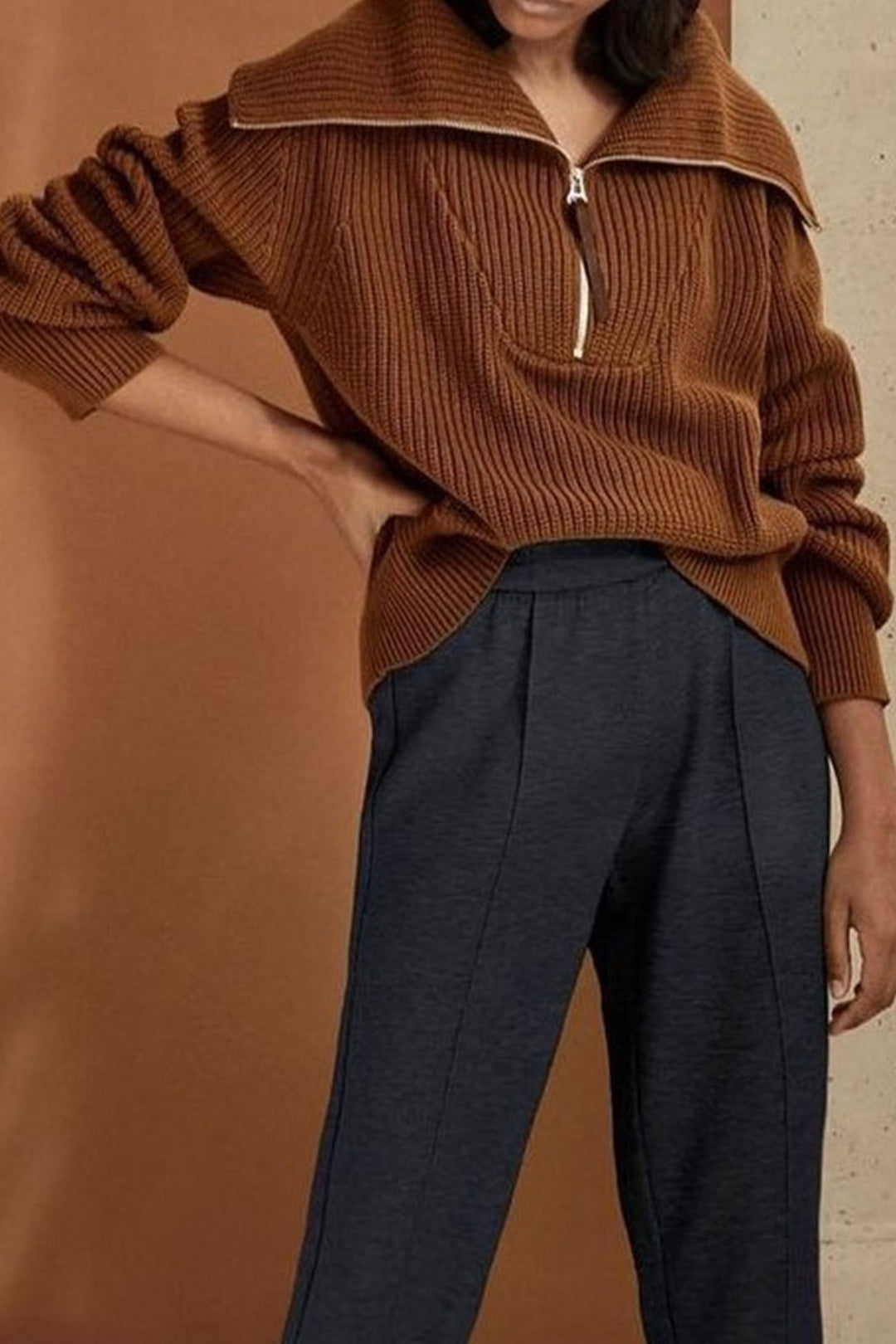 Stilla | Ensfarvet Sweater Med Lynlås og Omvikling