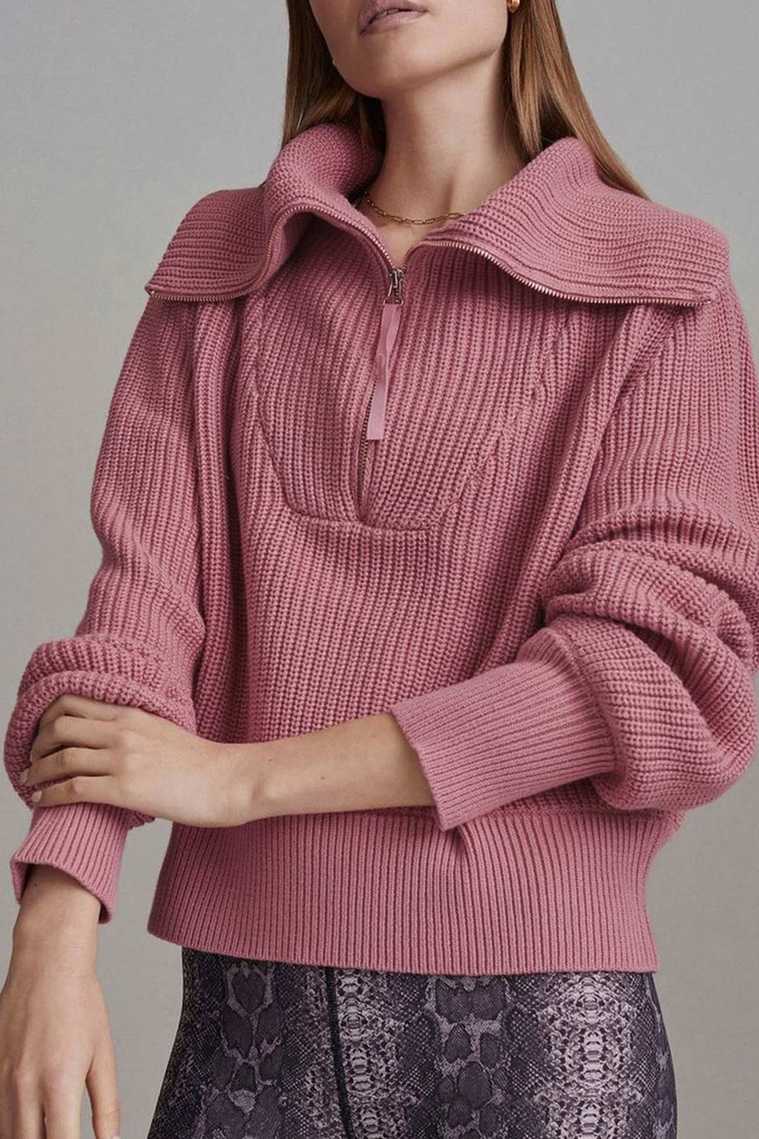 Stilla | Ensfarvet Sweater Med Lynlås og Omvikling