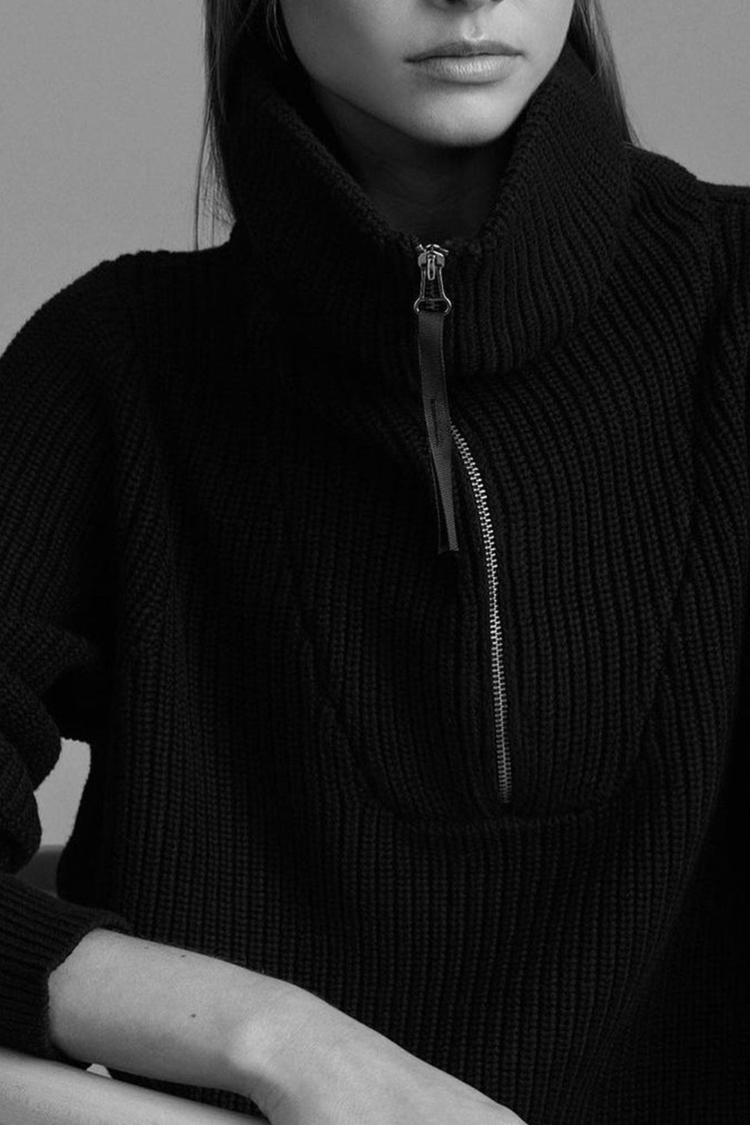 Stilla | Ensfarvet Sweater Med Lynlås og Omvikling