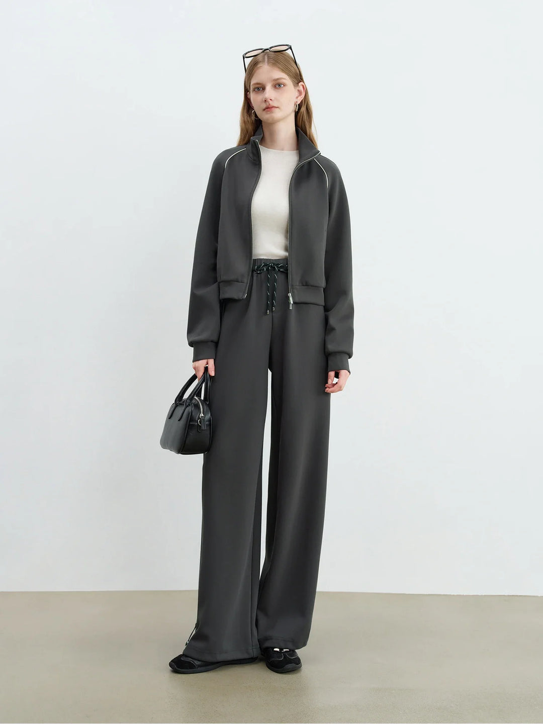 Stilla | Dame Outfit med Kontrastfarvet Cropped Jakke og Behagelige Bukser