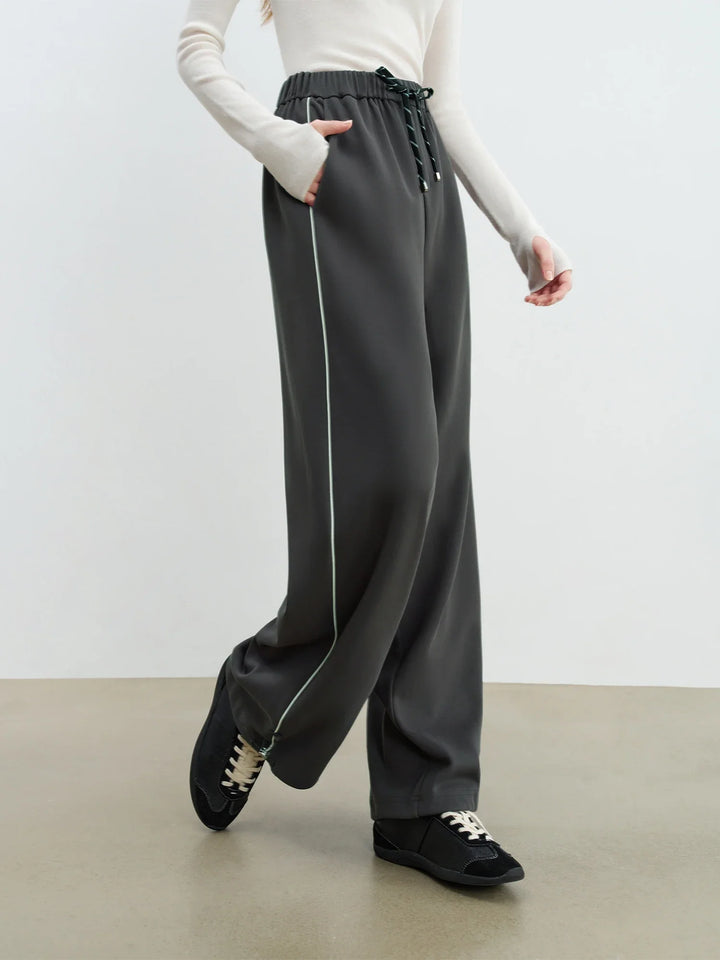 Stilla | Dame Outfit med Kontrastfarvet Cropped Jakke og Behagelige Bukser