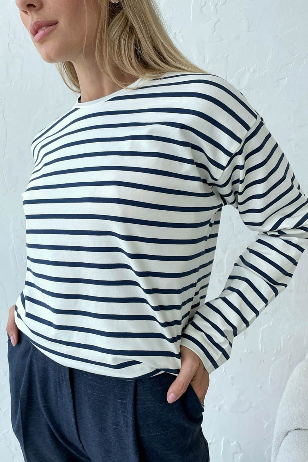 Stilla | Stribet T-shirt med langeærmer og rund halsudskæring i bomuld