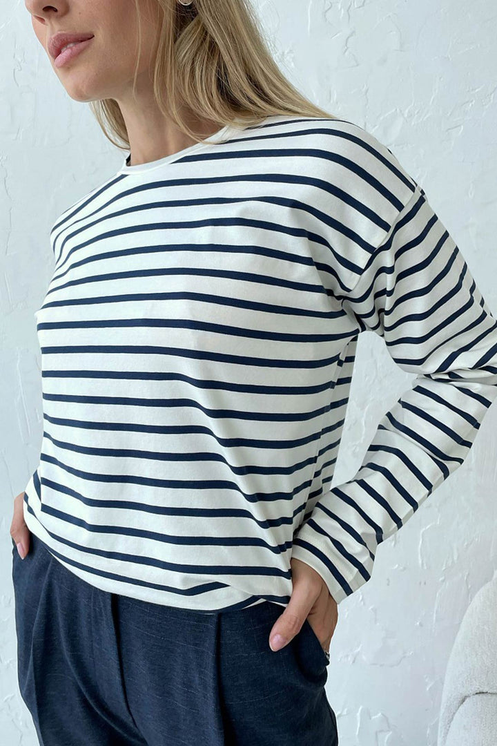 Stilla | Stribet T-shirt med langeærmer og rund halsudskæring i bomuld