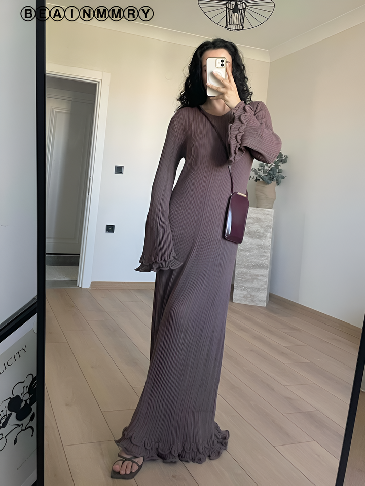Stilla | Elegante Hvid Strikkjole Med Flæsekant