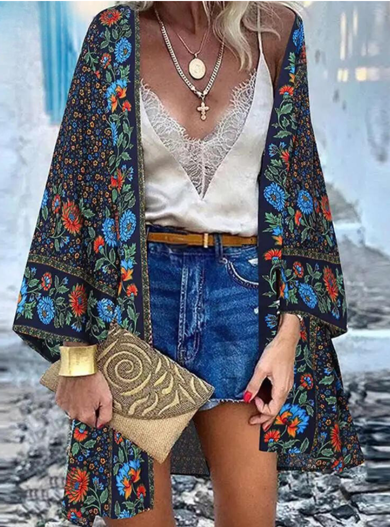 Skovae | Sommerlig Dame Strikjakke I Boho Stil med Farverigt Blomsterprint
