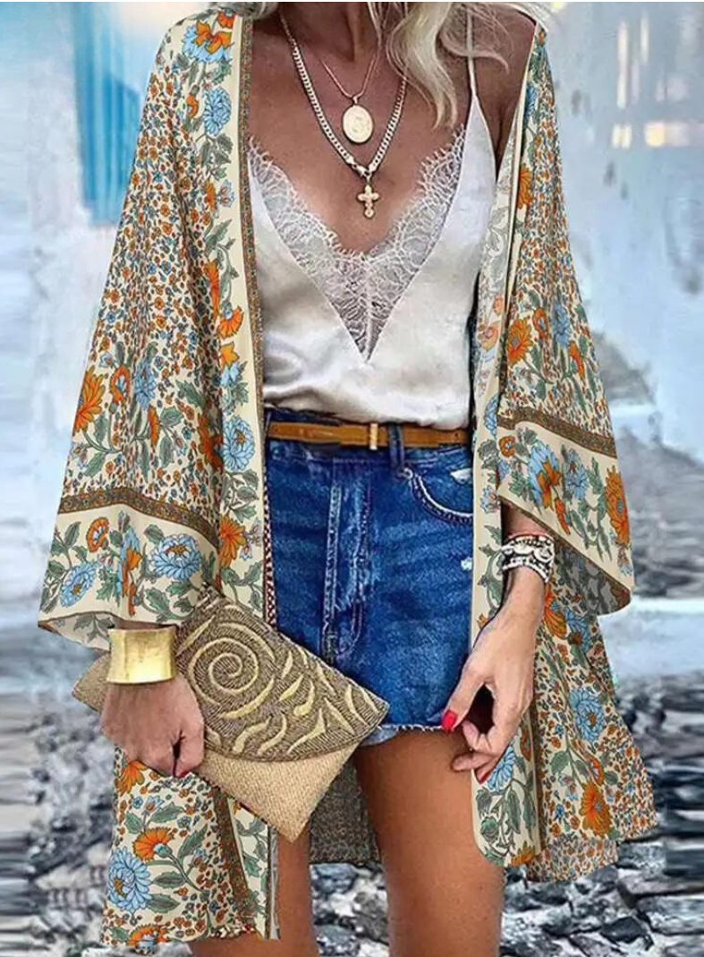 Skovae | Sommerlig Dame Strikjakke I Boho Stil med Farverigt Blomsterprint