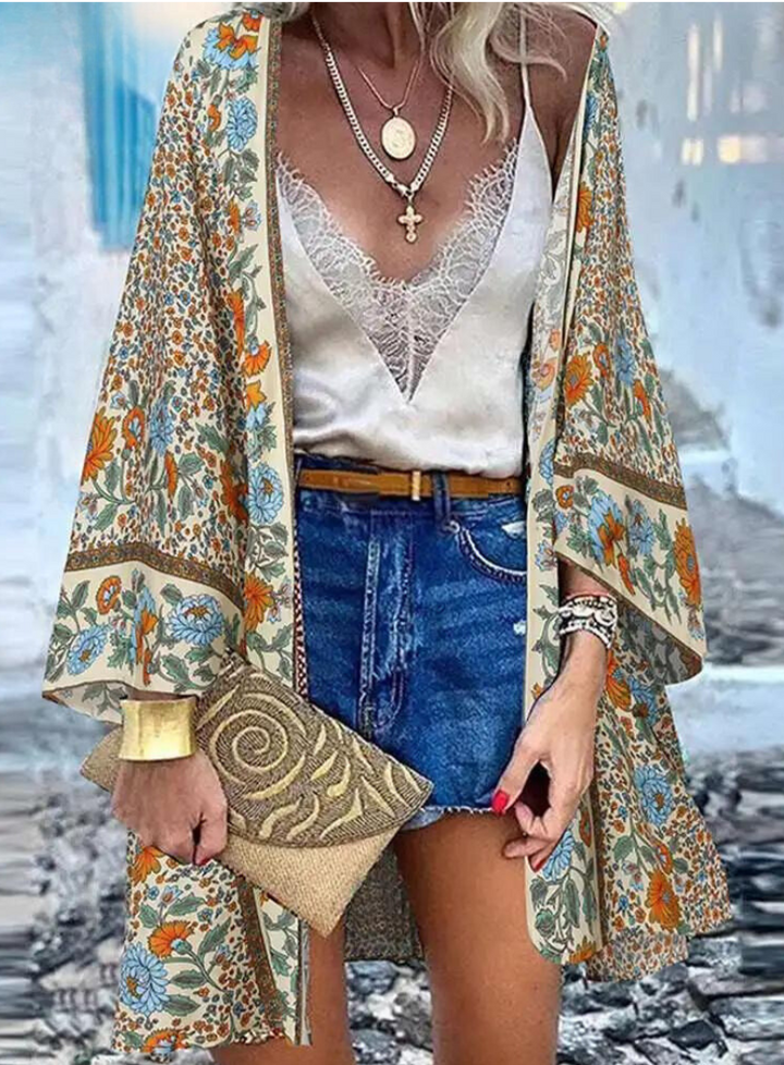 Skovae | Sommerlig Dame Strikjakke I Boho Stil med Farverigt Blomsterprint