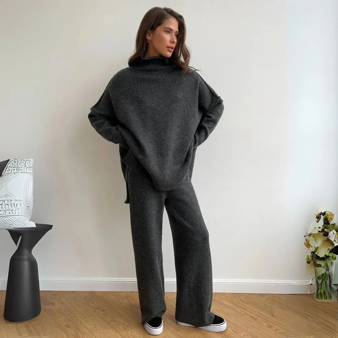 Stilla | Oversized Loungewear Sæt med Rullekrave Sweater og Vidde Bukser