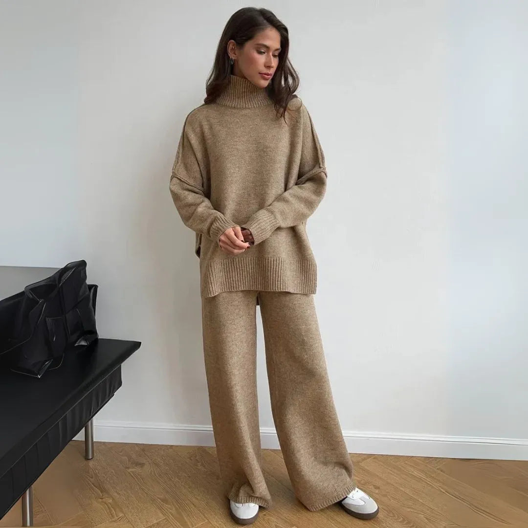 Stilla | Oversized Loungewear Sæt med Rullekrave Sweater og Vidde Bukser