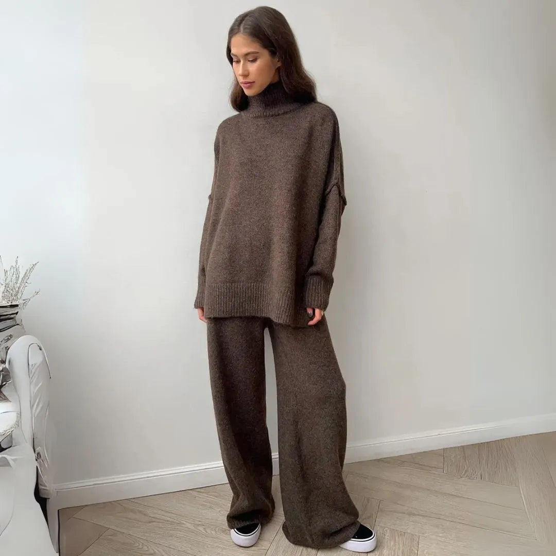Stilla | Oversized Loungewear Sæt med Rullekrave Sweater og Vidde Bukser