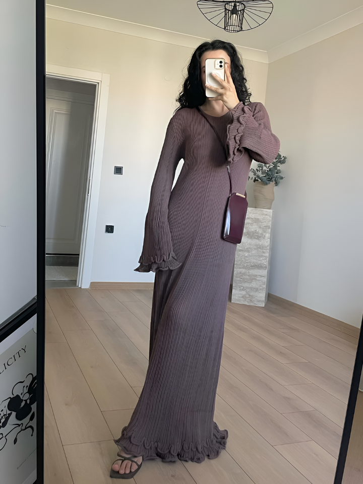 Stilla | Elegante Og Sexy Kjole Med Flæser Bagpå