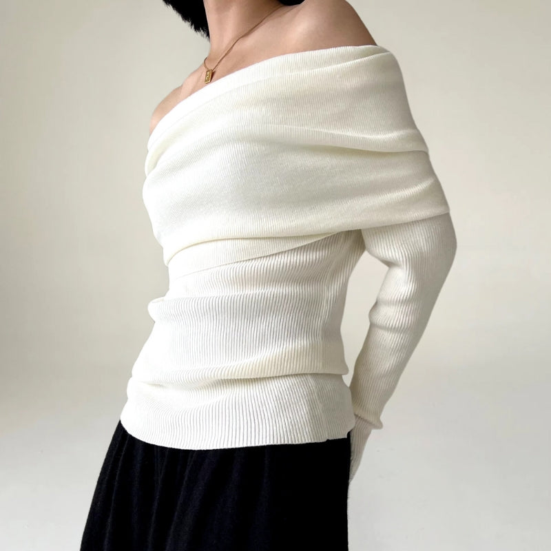 Stilla | Off-Shoulder Strikketrøje Ribbet Strik Tætsiddende og Elegant Design