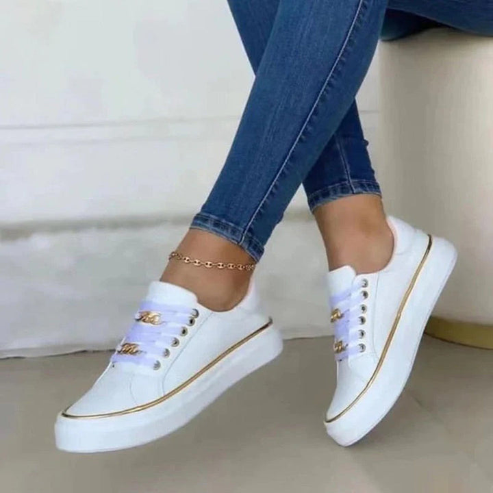 Skovae | Hvide Low-Top-Casual-Sneakers med Gyldne Detaljer Stilfulde Hvide Snøre Sneakers med Guldbesætning