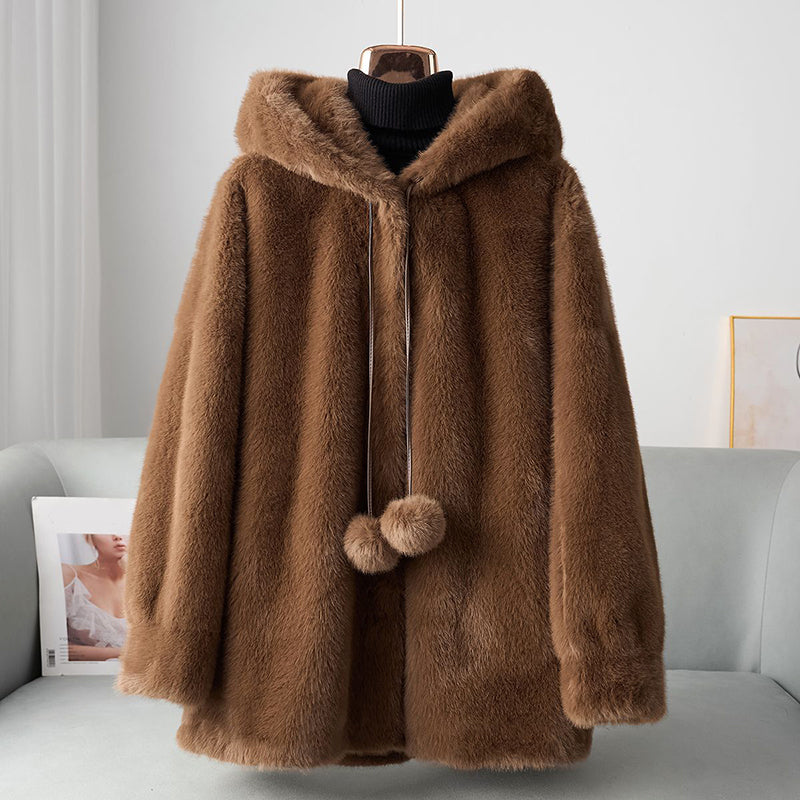 Stilla | Faux-Fur-Hoodie med Pom-Detaljer